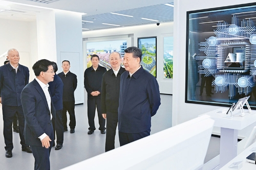 2026年2月9日至10日，中共中央总书记、国家主席、中央军委主席习近平在北京考察并看望慰问基层干部群众。这是9日上午，习近平在位于北京亦庄的国家信创园考察。